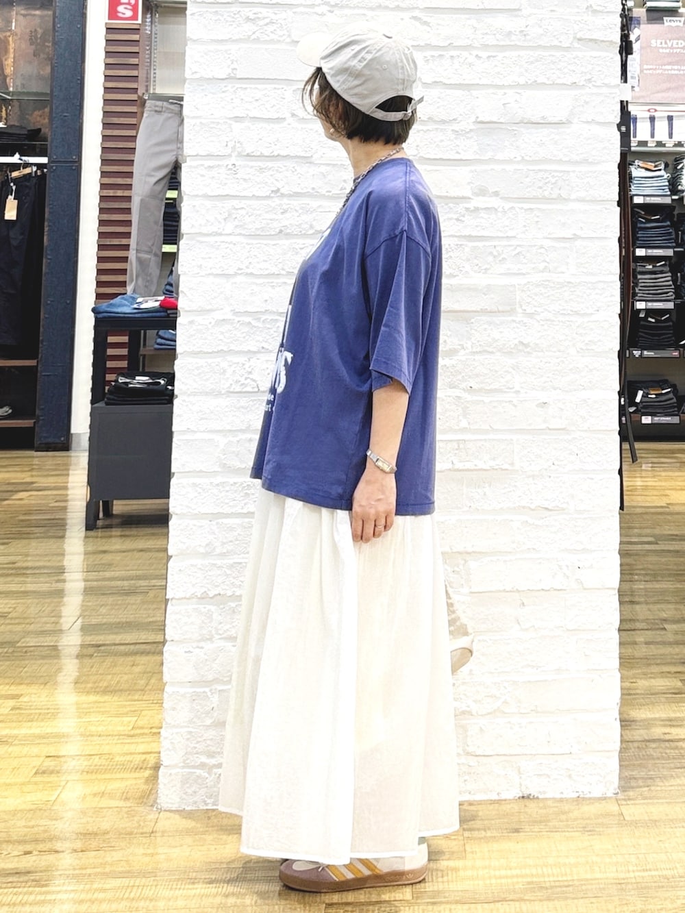 ブルー系のTシャツ/カットソー、ホワイト系のスカート、ホワイト系のショルダーバッグを着用したレディースの夏コーディネートの6枚目の写真