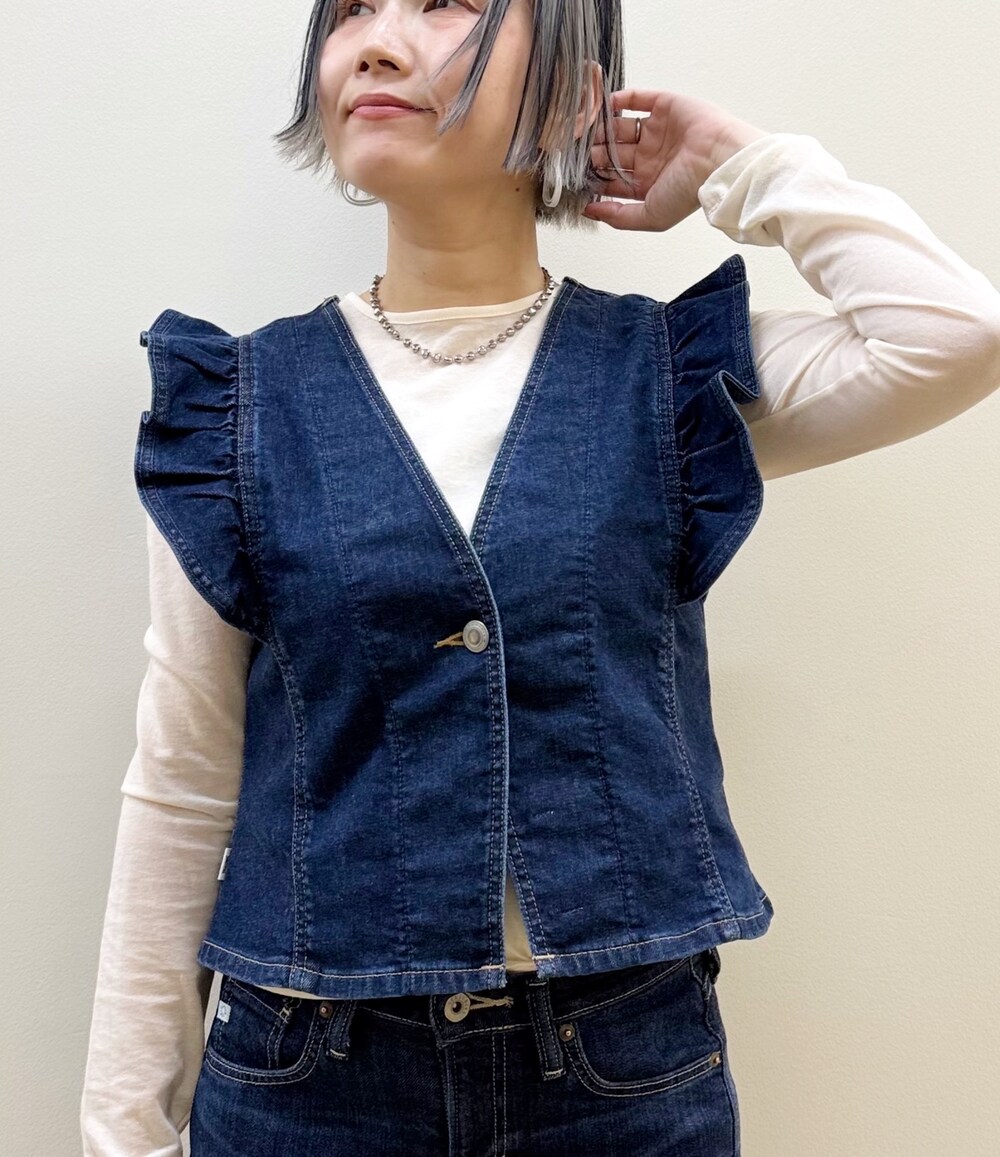 ブルー系のその他トップス、ブルー系のデニムパンツを着用したレディースの春コーディネートの2枚目の写真