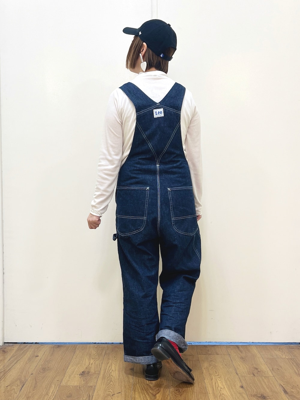 ブラック系のジャージ、ブルー系のサロペット/オーバーオール、ブラック系のローファーを着用したレディースの春コーディネートの4枚目の写真