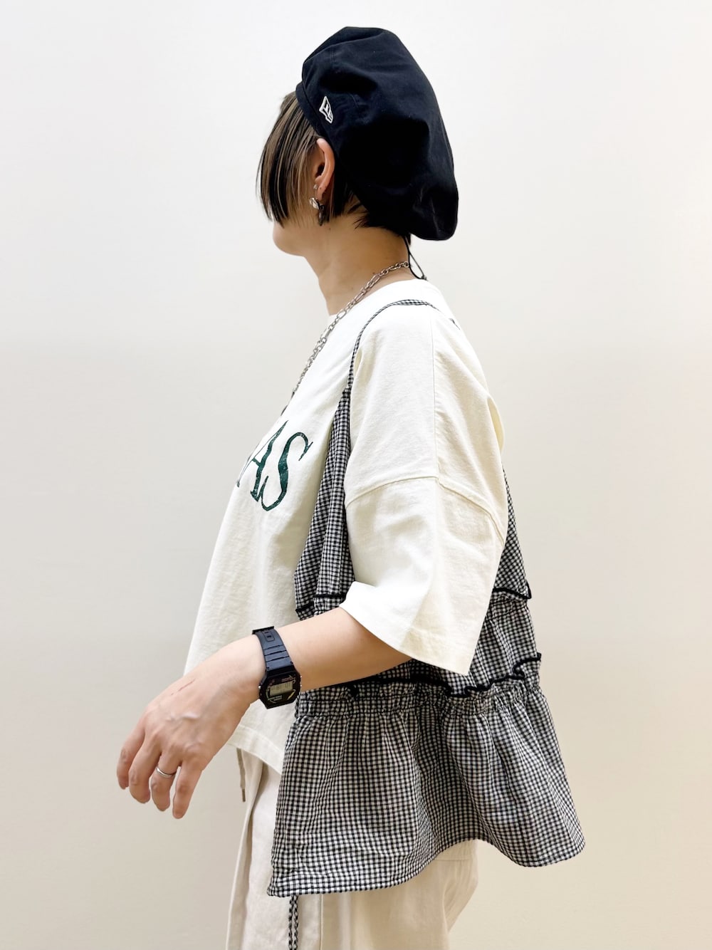 ブラック系のショルダーバッグ、ホワイト系のセットアップ、ホワイト系のTシャツ/カットソーを着用したレディースの夏コーディネートの3枚目の写真