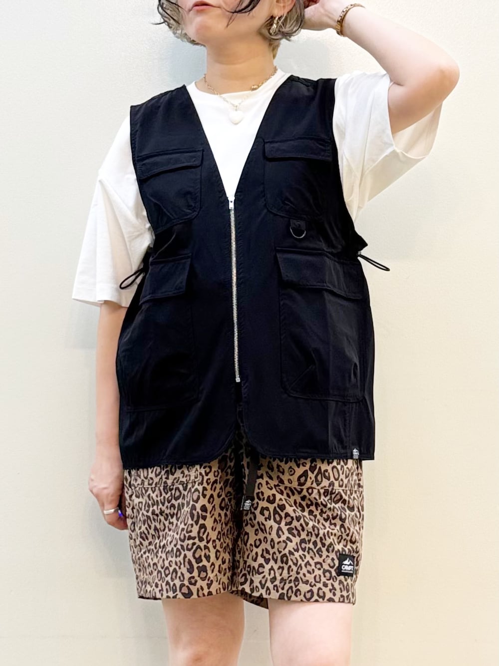 ブラック系のシャツ/ブラウス、ホワイト系のTシャツ/カットソー、イエロー系のその他パンツを着用したレディースの春コーディネートの3枚目の写真