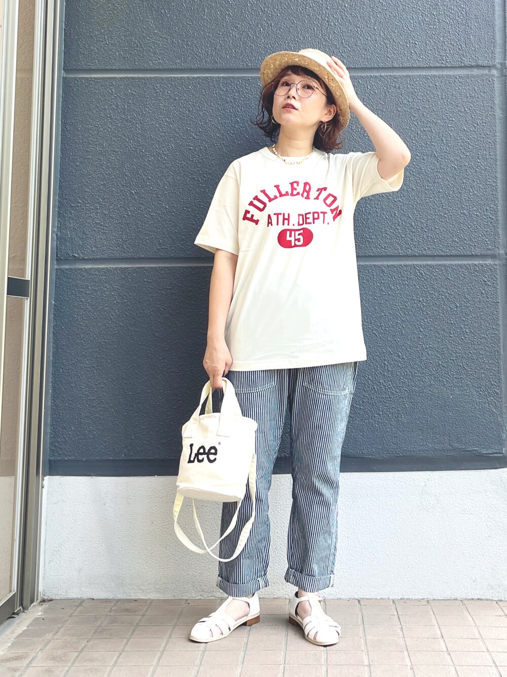 ホワイト系のTシャツ/カットソー、ブルー系のその他パンツ、ホワイト系のサンダルを着用したレディースの春コーディネートの2枚目の写真