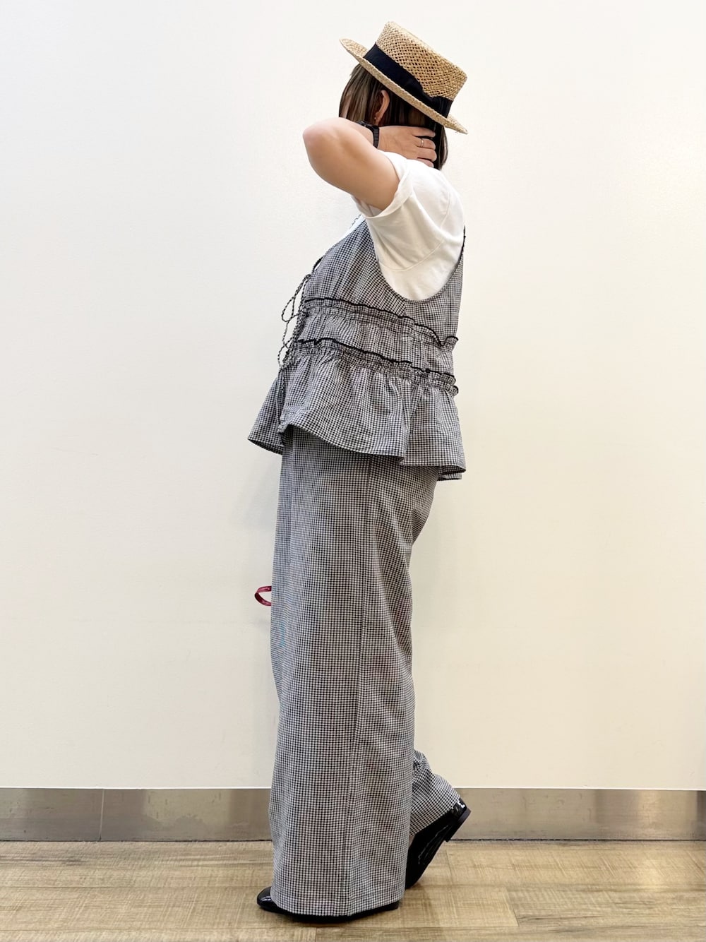 その他のTシャツ/カットソー、ホワイト系のセットアップ、ブルー系のデニムパンツを着用したレディースの夏コーディネートの10枚目の写真