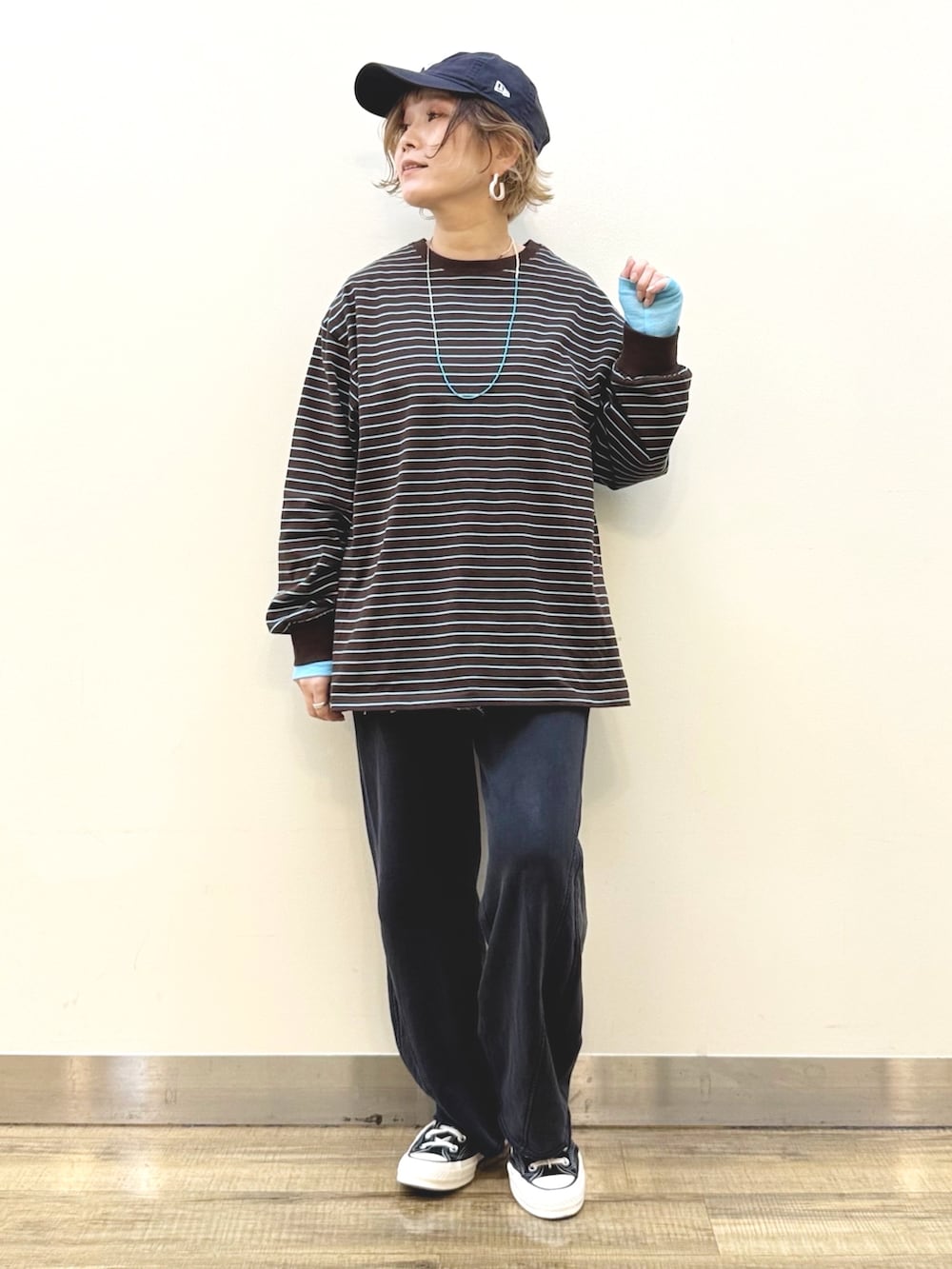 ブラック系のスウェットパンツ、ブラック系のショルダーバッグ、ブルー系のその他トップスを着用したレディースの冬コーディネートの3枚目の写真