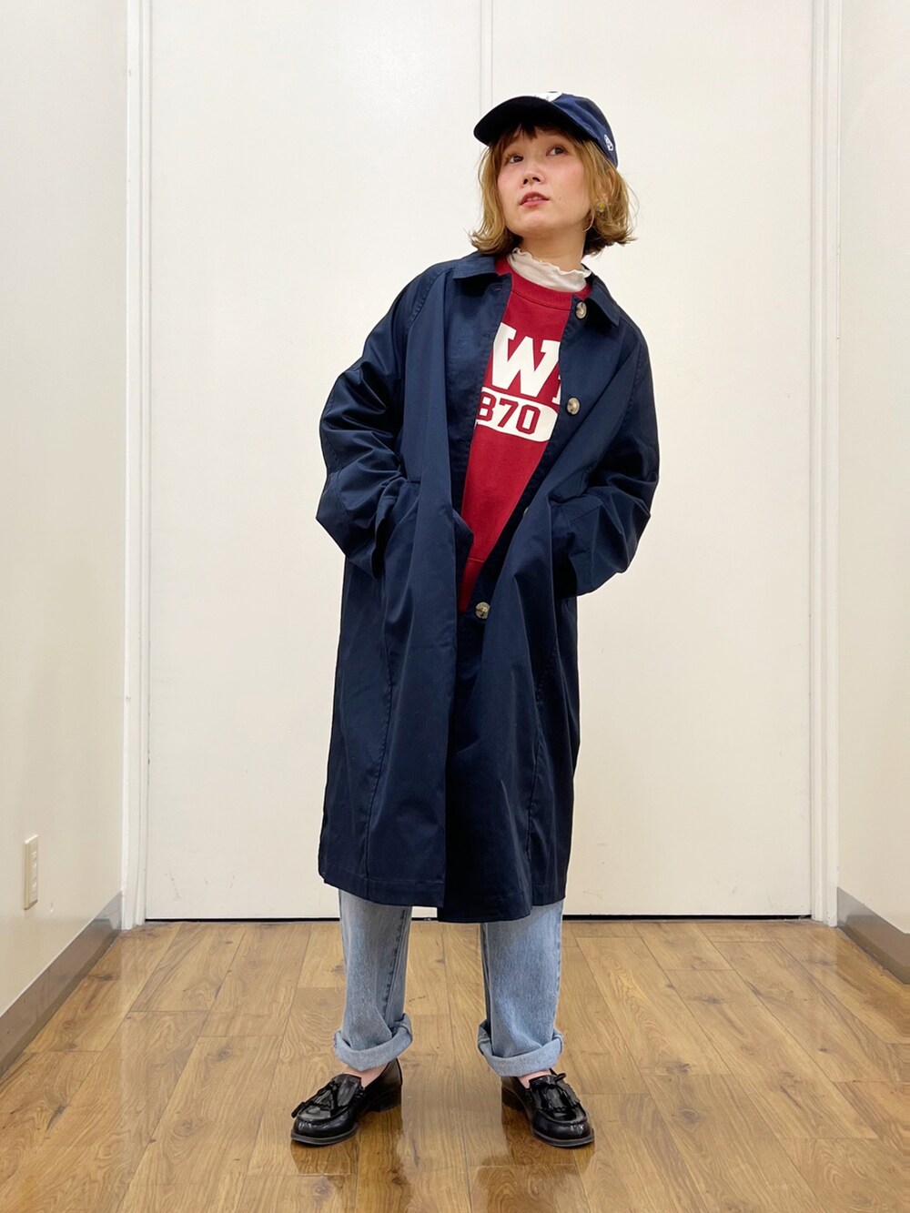 ホワイト系のTシャツ/カットソー、レッド系のスウェット、ブルー系のステンカラーコートを着用したレディースの秋コーディネートの2枚目の写真