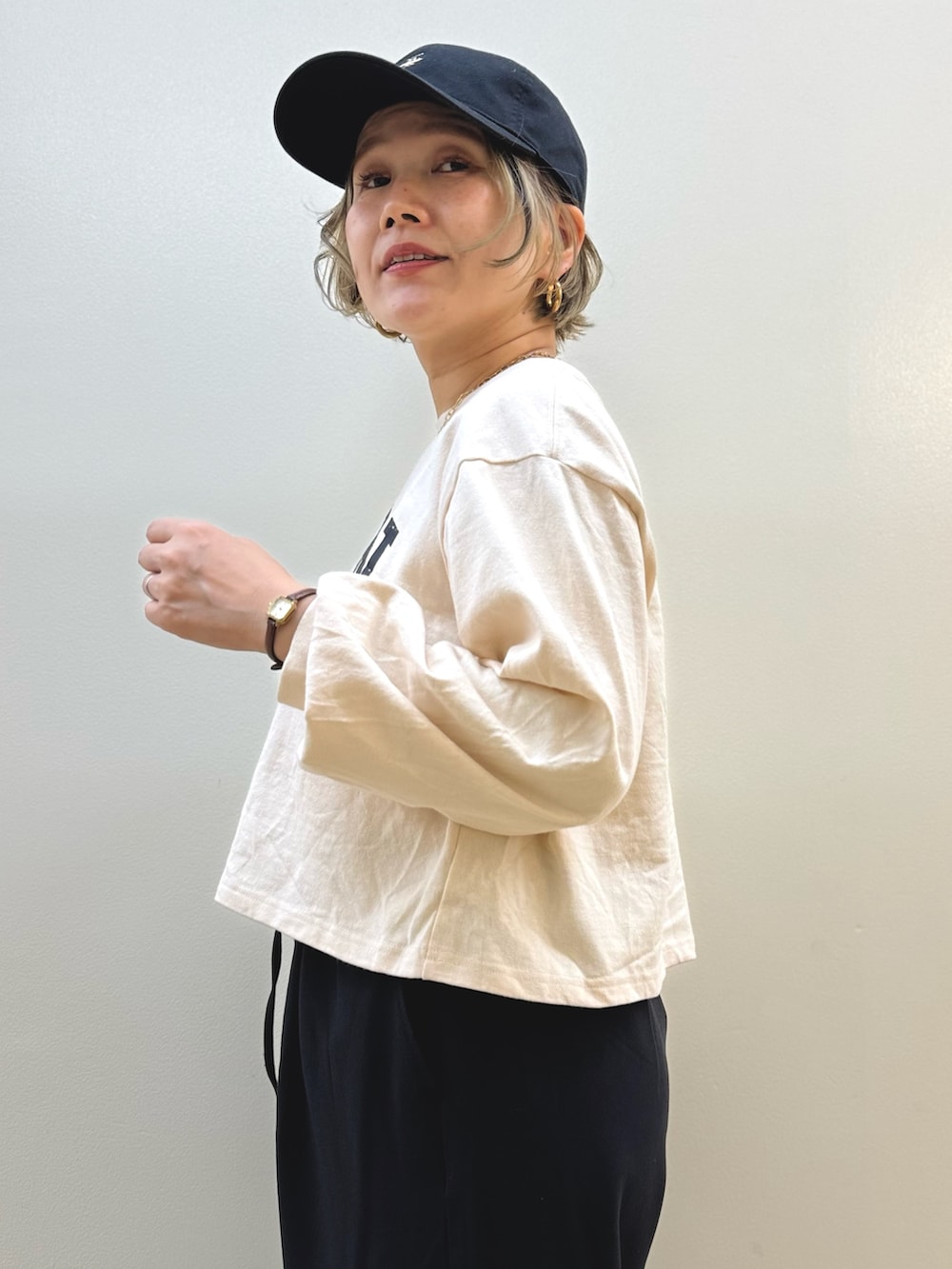 ベージュ系のベスト、ベージュ系のTシャツ/カットソー、ベージュ系のスカートを着用したレディースの秋コーディネートの8枚目の写真
