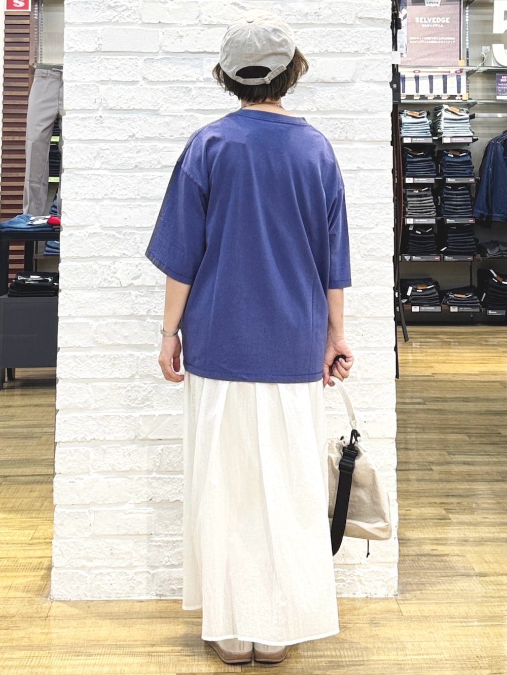 ブルー系のTシャツ/カットソー、ホワイト系のスカート、ホワイト系のショルダーバッグを着用したレディースの夏コーディネートの7枚目の写真