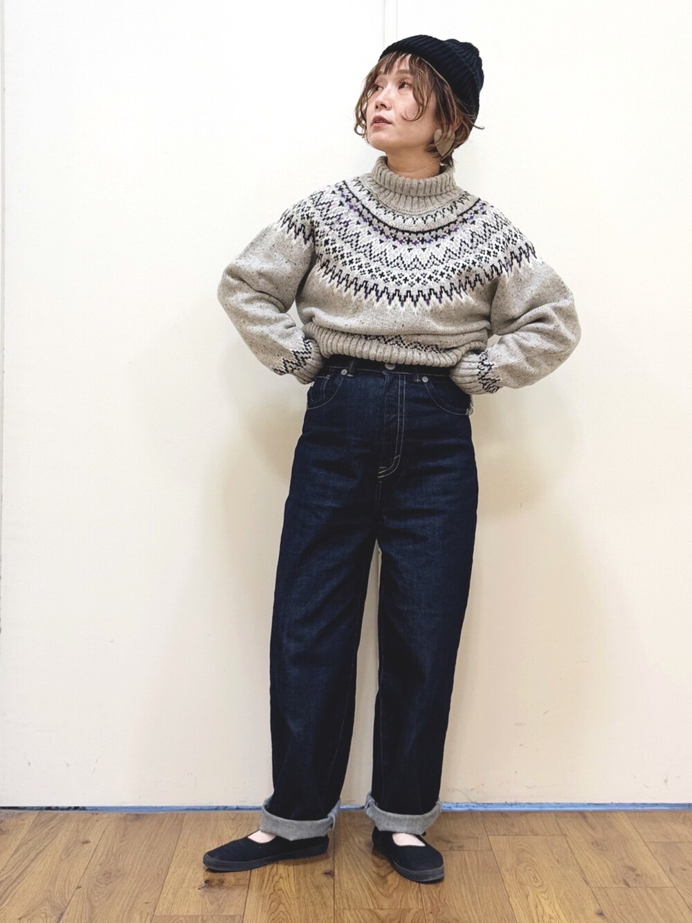 ホワイト系のニット/セーター、ブルー系のデニムパンツ、ブラック系のその他アウターを着用したレディースの冬コーディネートの7枚目の写真