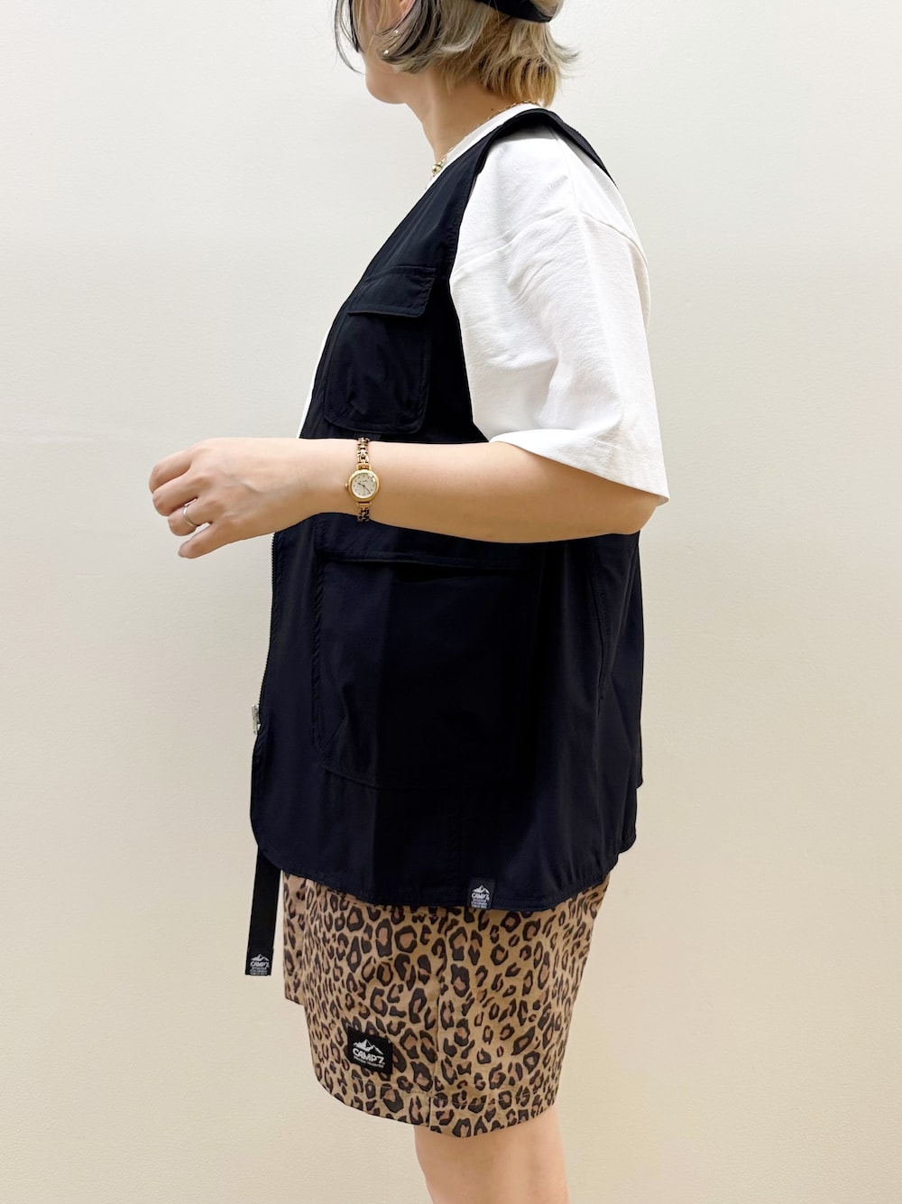 ブラック系のシャツ/ブラウス、ホワイト系のTシャツ/カットソー、イエロー系のその他パンツを着用したレディースの春コーディネートの5枚目の写真