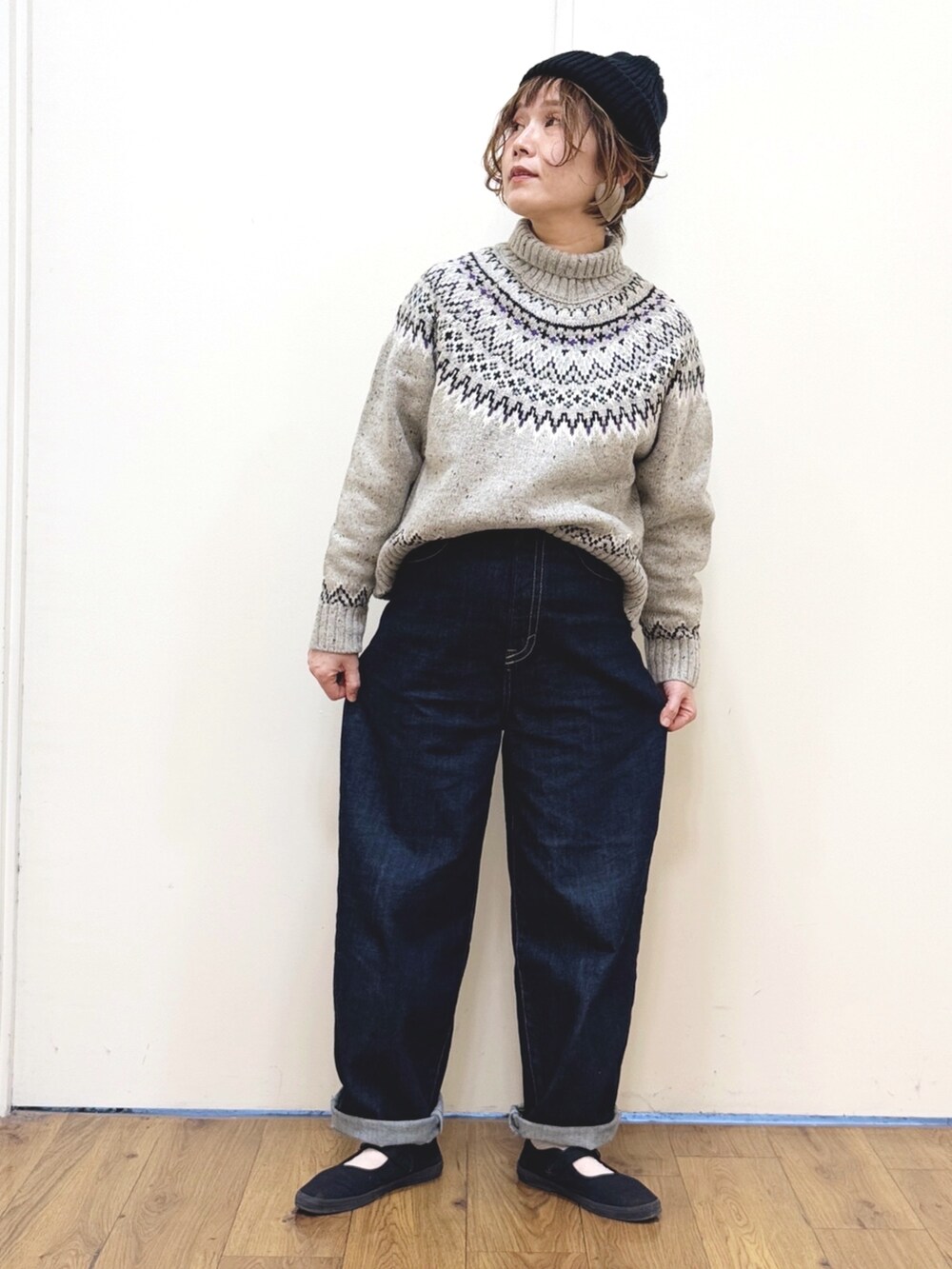 ホワイト系のニット/セーター、ブルー系のデニムパンツ、ブラック系のその他アウターを着用したレディースの冬コーディネートの10枚目の写真