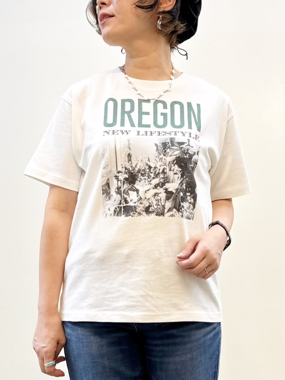 ブルー系のデニムパンツ、ホワイト系のTシャツ/カットソー、ブラウン系のベストを着用したレディースの夏コーディネートの8枚目の写真