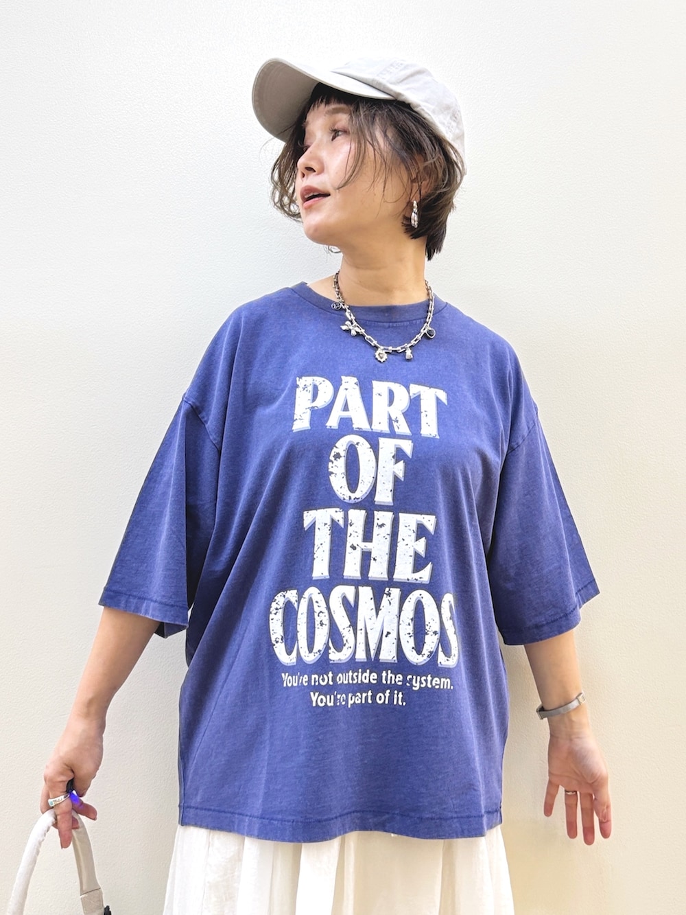 ブルー系のTシャツ/カットソー、ホワイト系のスカート、ホワイト系のショルダーバッグを着用したレディースの夏コーディネートの3枚目の写真