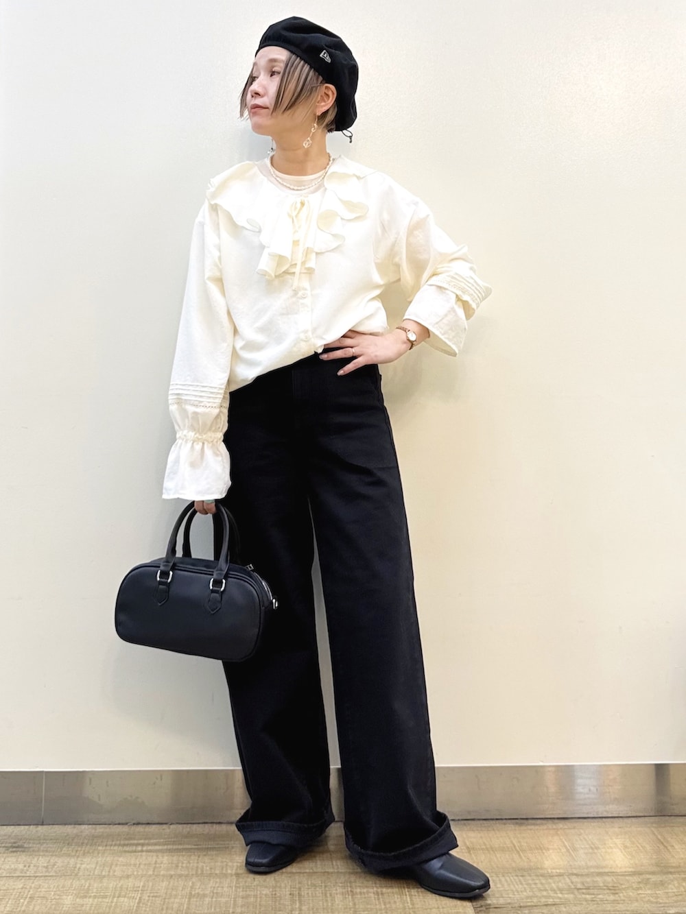 ホワイト系のTシャツ/カットソー、ホワイト系のシャツ/ブラウス、ブラック系のデニムパンツを着用したレディースの冬コーディネートの5枚目の写真