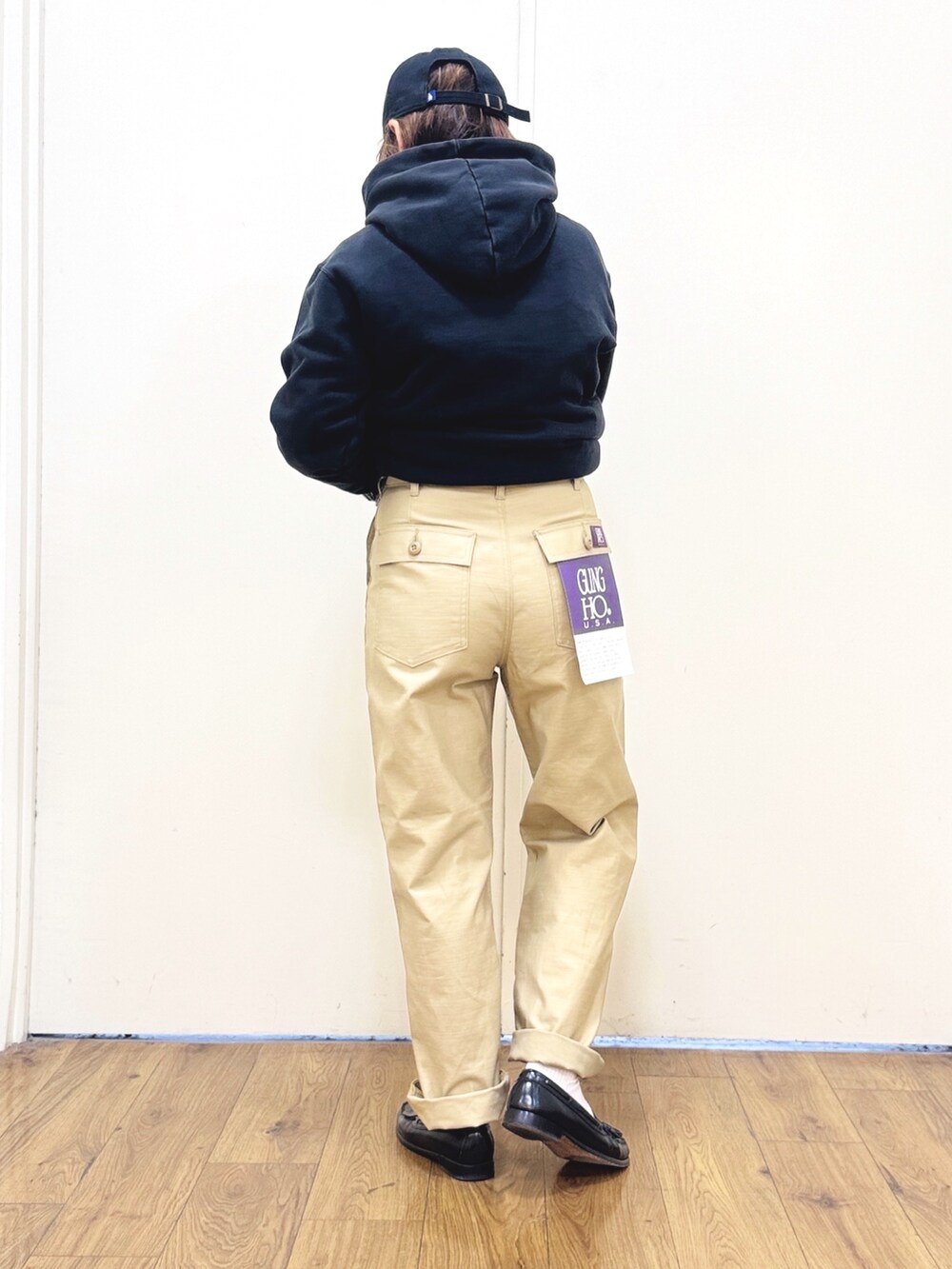 ブラック系のパーカー、ホワイト系のシャツ/ブラウス、ベージュ系のその他パンツを着用したレディースの冬コーディネートの8枚目の写真