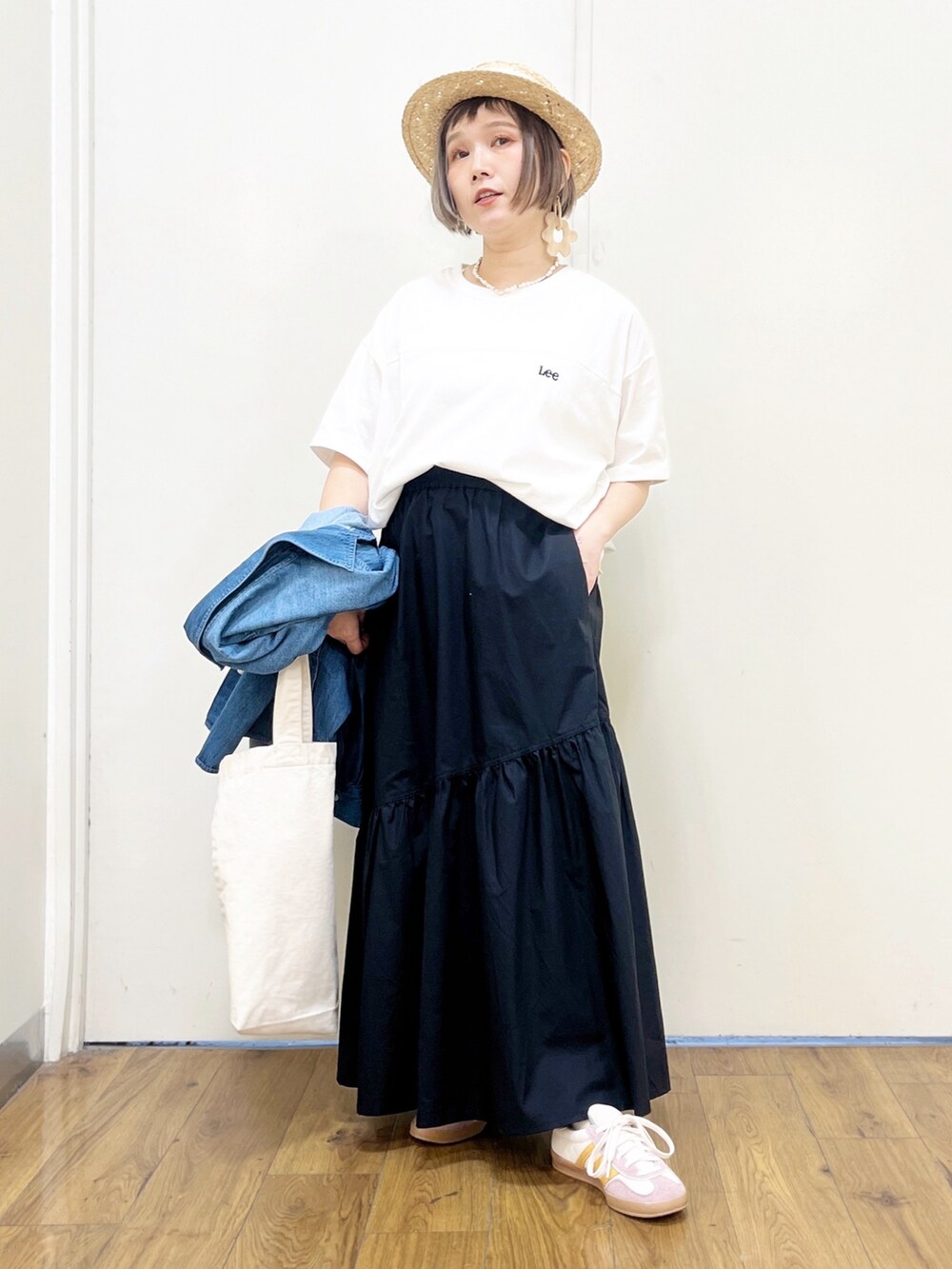 ホワイト系のTシャツ/カットソー、ブルー系のシャツ/ブラウス、ブラック系のスカートを着用したレディースの春コーディネートの2枚目の写真