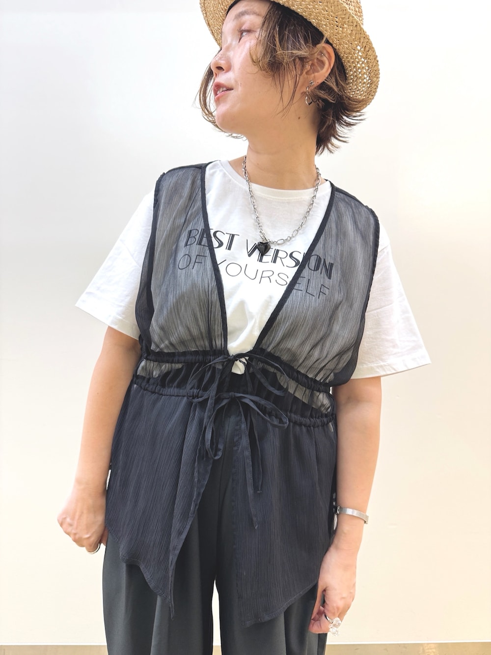 シルバー系のショルダーバッグ、その他のTシャツ/カットソー、ブラック系のその他トップスを着用したレディースの夏コーディネートの2枚目の写真