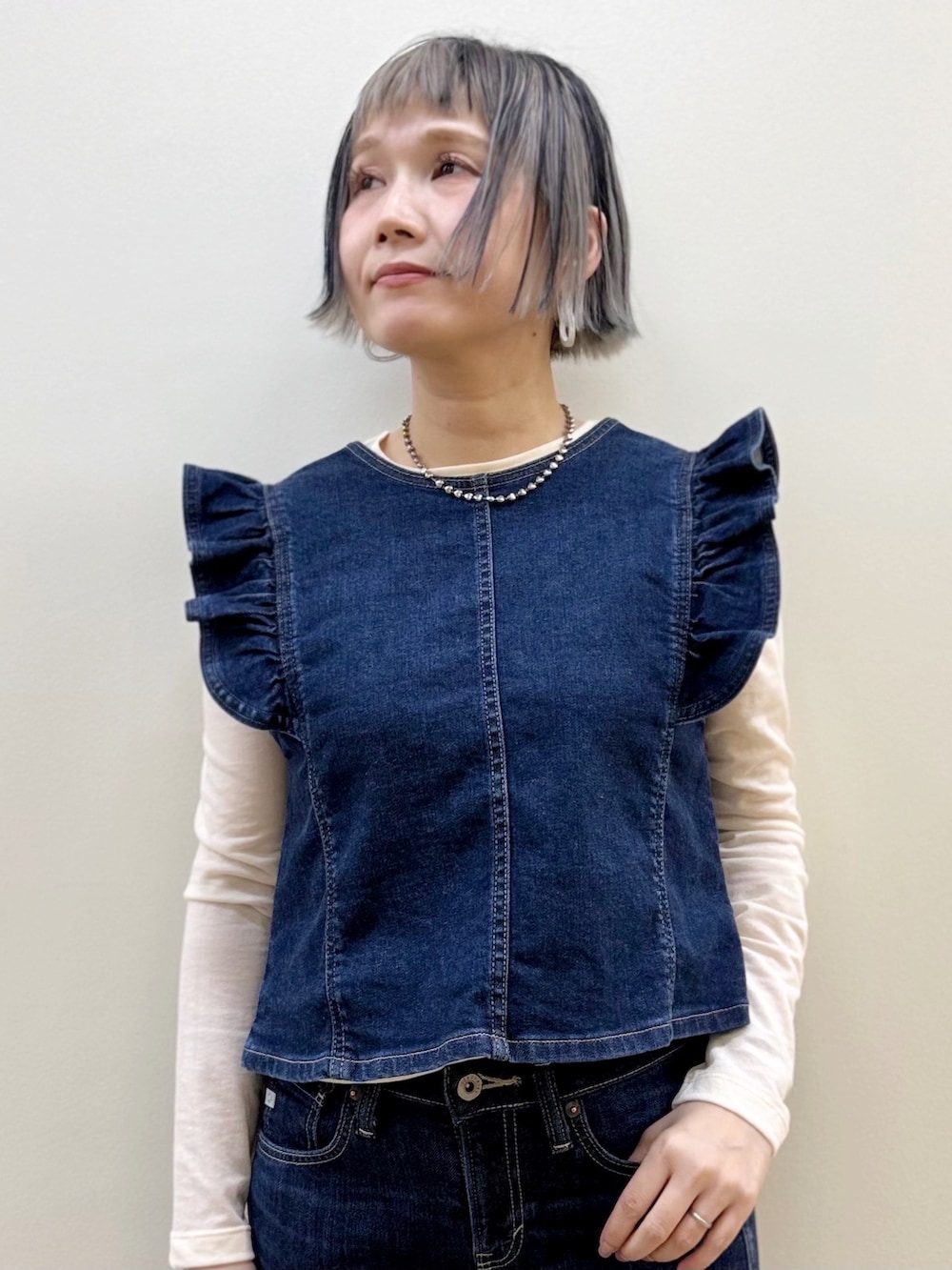 ブルー系のその他トップス、ブルー系のデニムパンツを着用したレディースの春コーディネートの3枚目の写真