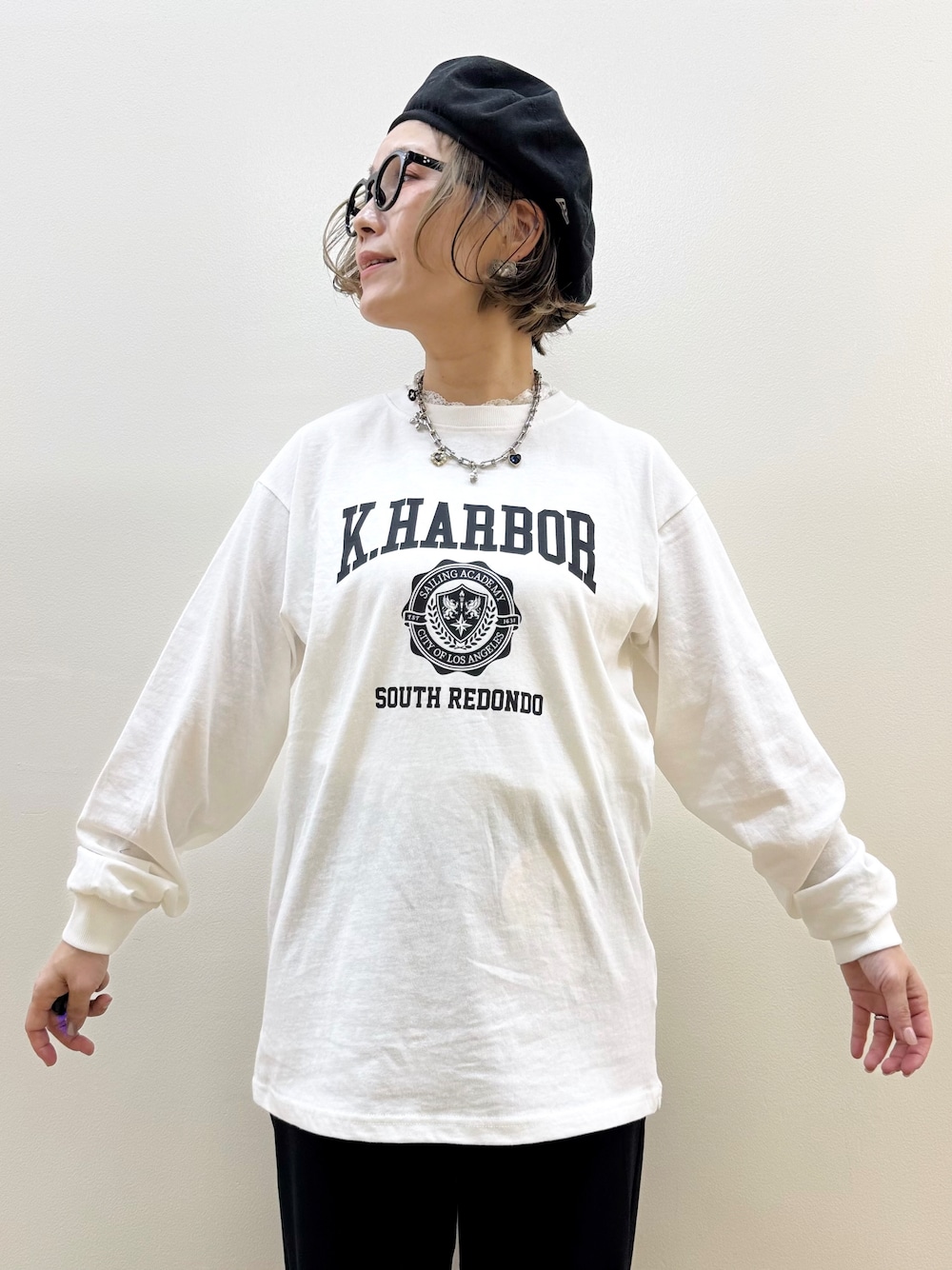 ブルー系のシャツ/ブラウス、ホワイト系のTシャツ/カットソー、ブラック系のその他パンツを着用したレディースの秋コーディネートの9枚目の写真