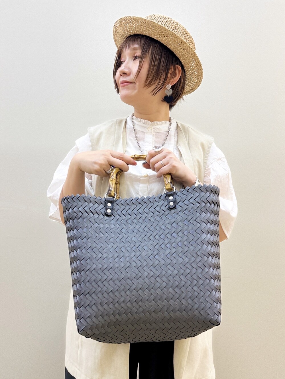 ブラック系のその他パンツ、ブラック系のハンドバッグ、ブラック系のローファーを着用したレディースの春コーディネートの10枚目の写真