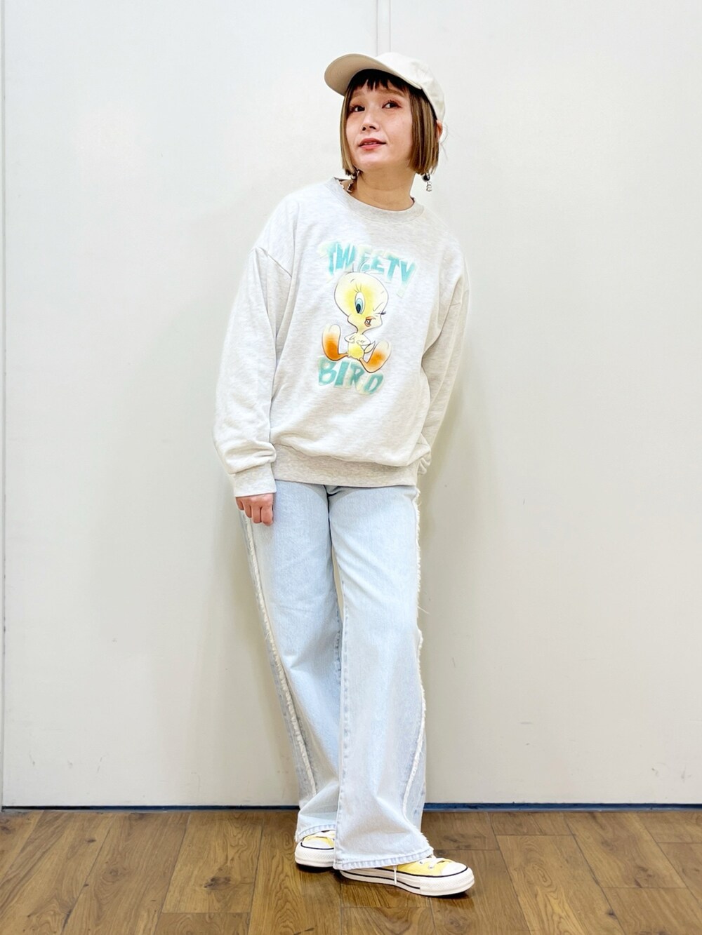 グレー系のスウェット、ブルー系のシャツ/ブラウス、ブルー系のデニムパンツを着用したレディースの春コーディネートの4枚目の写真