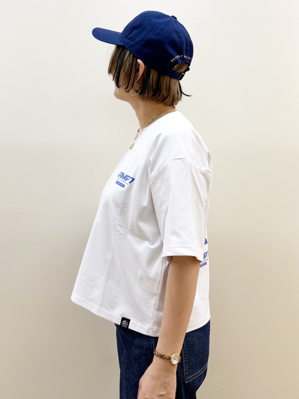 ブルー系のデニムパンツ、ホワイト系のTシャツ/カットソー、ブルー系のキャップを着用したレディースの夏コーディネートの6枚目の写真