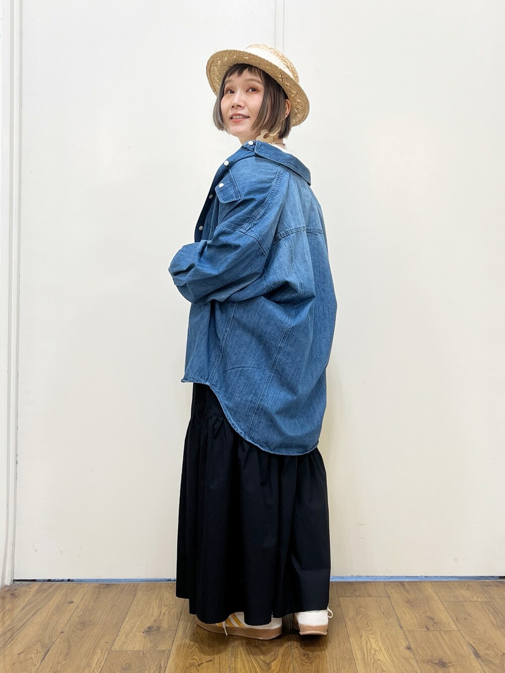 ホワイト系のTシャツ/カットソー、ブルー系のシャツ/ブラウス、ブラック系のスカートを着用したレディースの春コーディネートの3枚目の写真