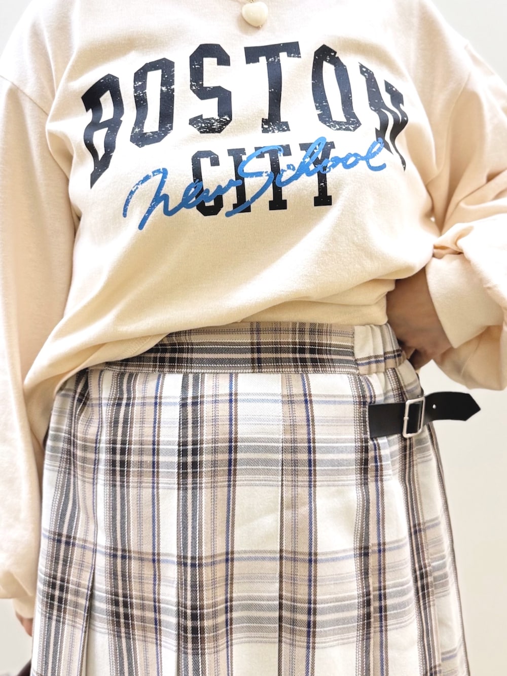 ベージュ系のベスト、ベージュ系のTシャツ/カットソー、ベージュ系のスカートを着用したレディースの秋コーディネートの9枚目の写真