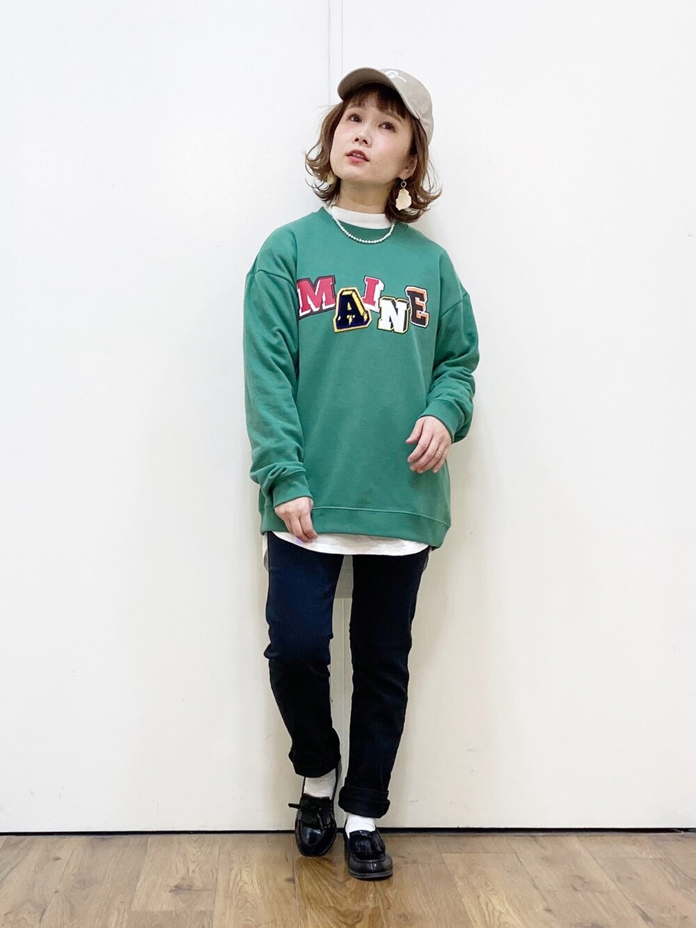 ブラック系のその他パンツ、ブラック系のローファー、グリーン系のスウェットを着用したレディースの冬コーディネートの2枚目の写真