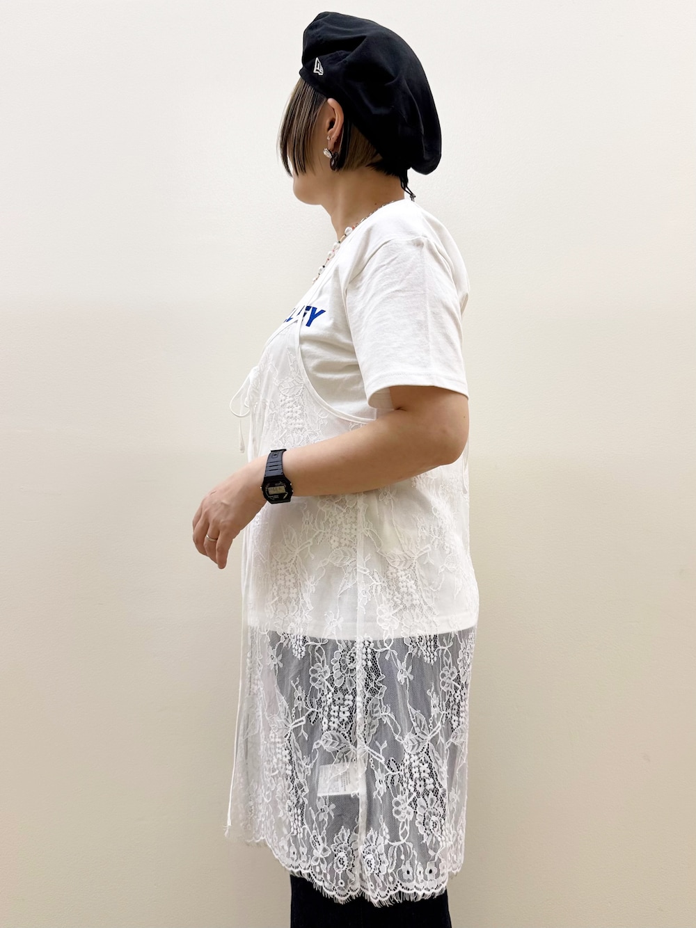 ホワイト系のTシャツ/カットソー、ホワイト系のTシャツ/カットソー、ブルー系のデニムパンツを着用したレディースの夏コーディネートの4枚目の写真