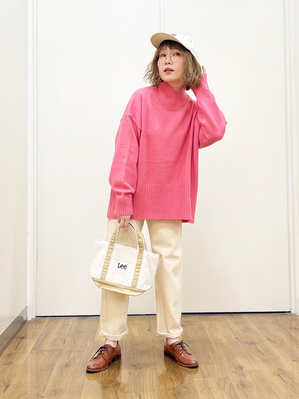 ピンク系のニット/セーター、ホワイト系のデニムパンツ、ブラウン系のドレスシューズを着用したレディースの秋コーディネートの2枚目の写真