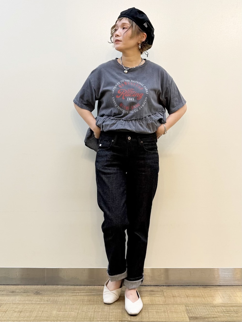 グレー系のTシャツ/カットソー、ホワイト系のスカート、ブラック系のデニムパンツを着用したレディースの春コーディネートの7枚目の写真