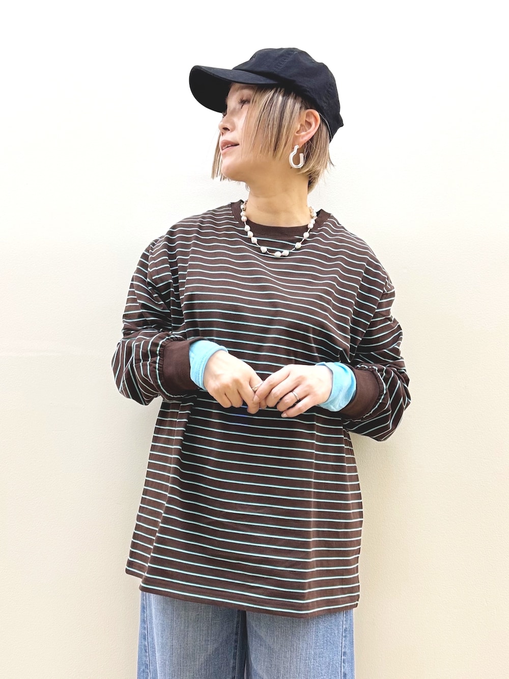 ブラック系のスウェットパンツ、ブラック系のショルダーバッグ、ブルー系のその他トップスを着用したレディースの冬コーディネートの2枚目の写真