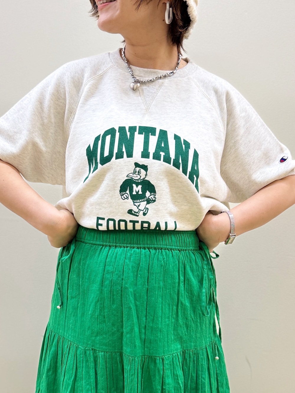 グレー系のシャツ/ブラウス、ホワイト系のトートバッグ、グレー系のスウェットを着用したレディースの春コーディネートの8枚目の写真