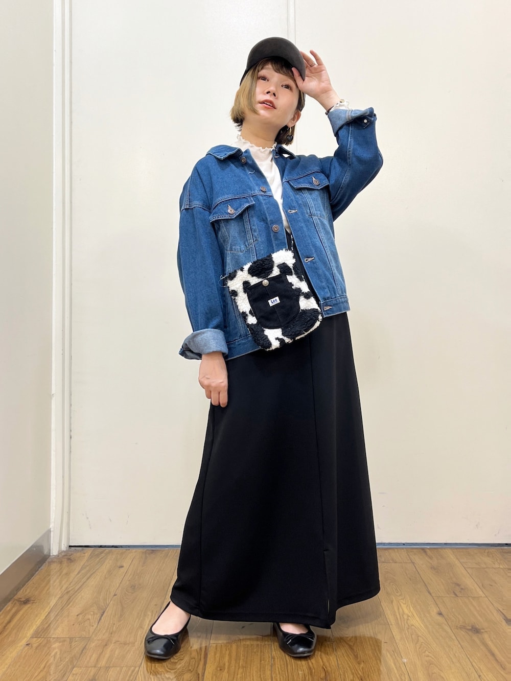 ブラック系のショルダーバッグ、ブラック系のサロペット/オーバーオール、ホワイト系のTシャツ/カットソーを着用したレディースの秋コーディネートの3枚目の写真