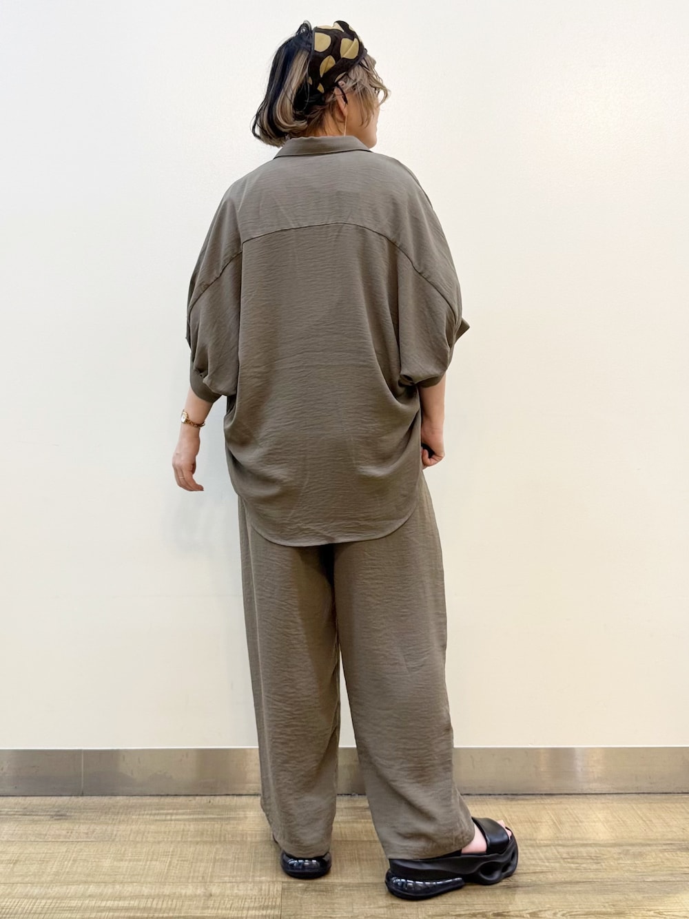 ブラウン系のシャツ/ブラウス、ホワイト系のTシャツ/カットソー、ブラウン系のその他パンツを着用したレディースの夏コーディネートの6枚目の写真
