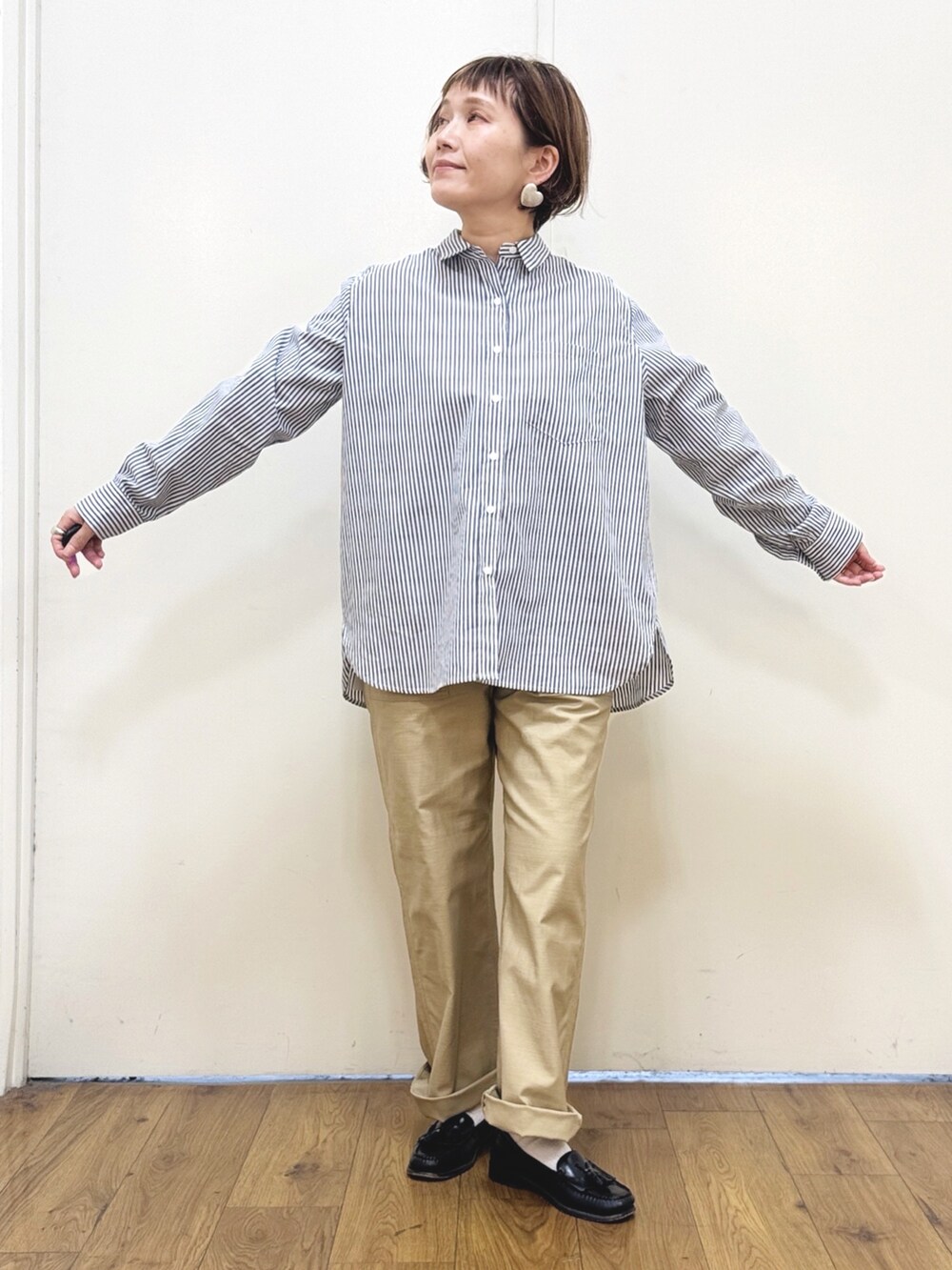 ブラック系のパーカー、ホワイト系のシャツ/ブラウス、ベージュ系のその他パンツを着用したレディースの冬コーディネートの9枚目の写真