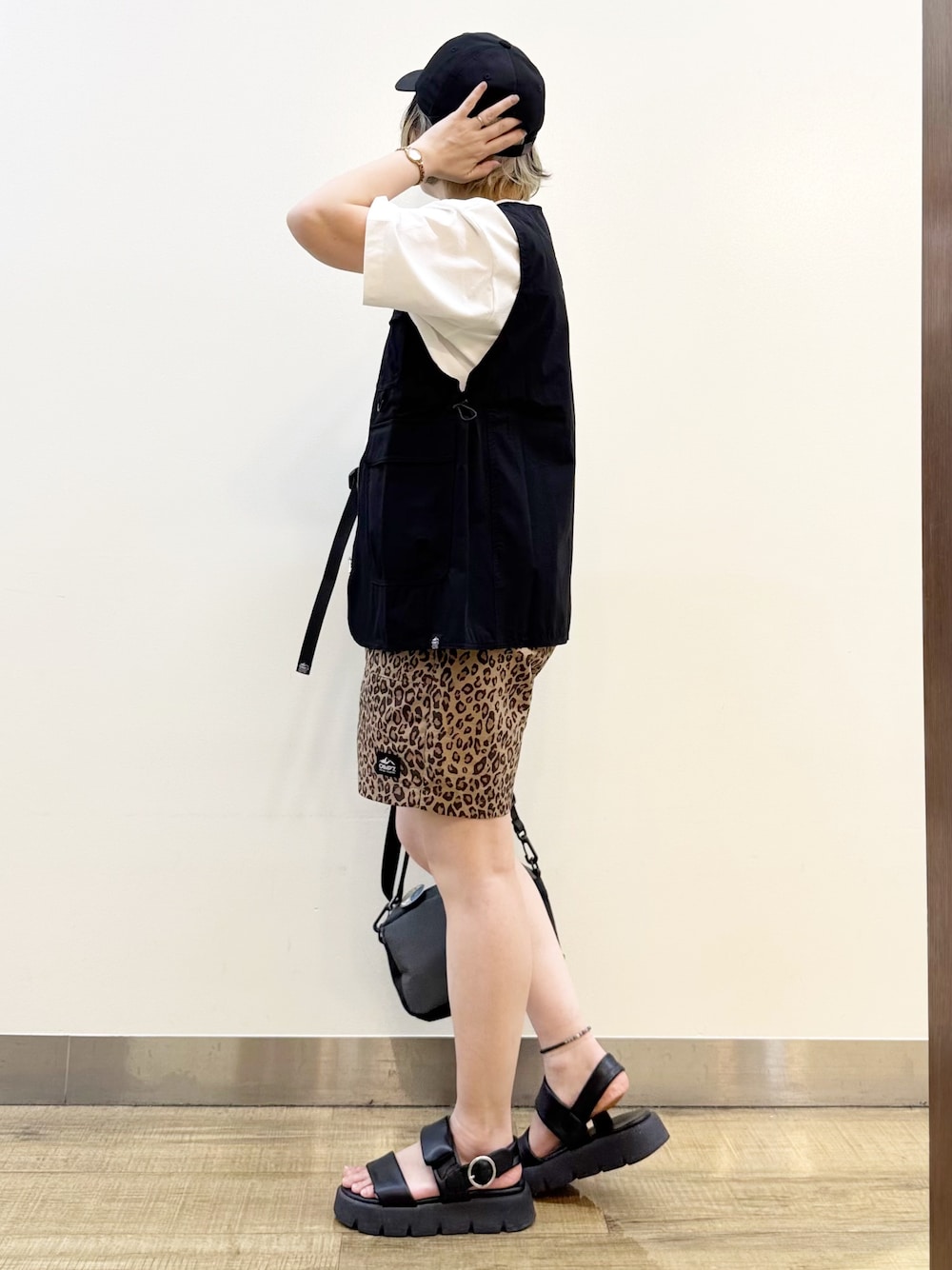 ブラック系のシャツ/ブラウス、ホワイト系のTシャツ/カットソー、イエロー系のその他パンツを着用したレディースの春コーディネートの4枚目の写真