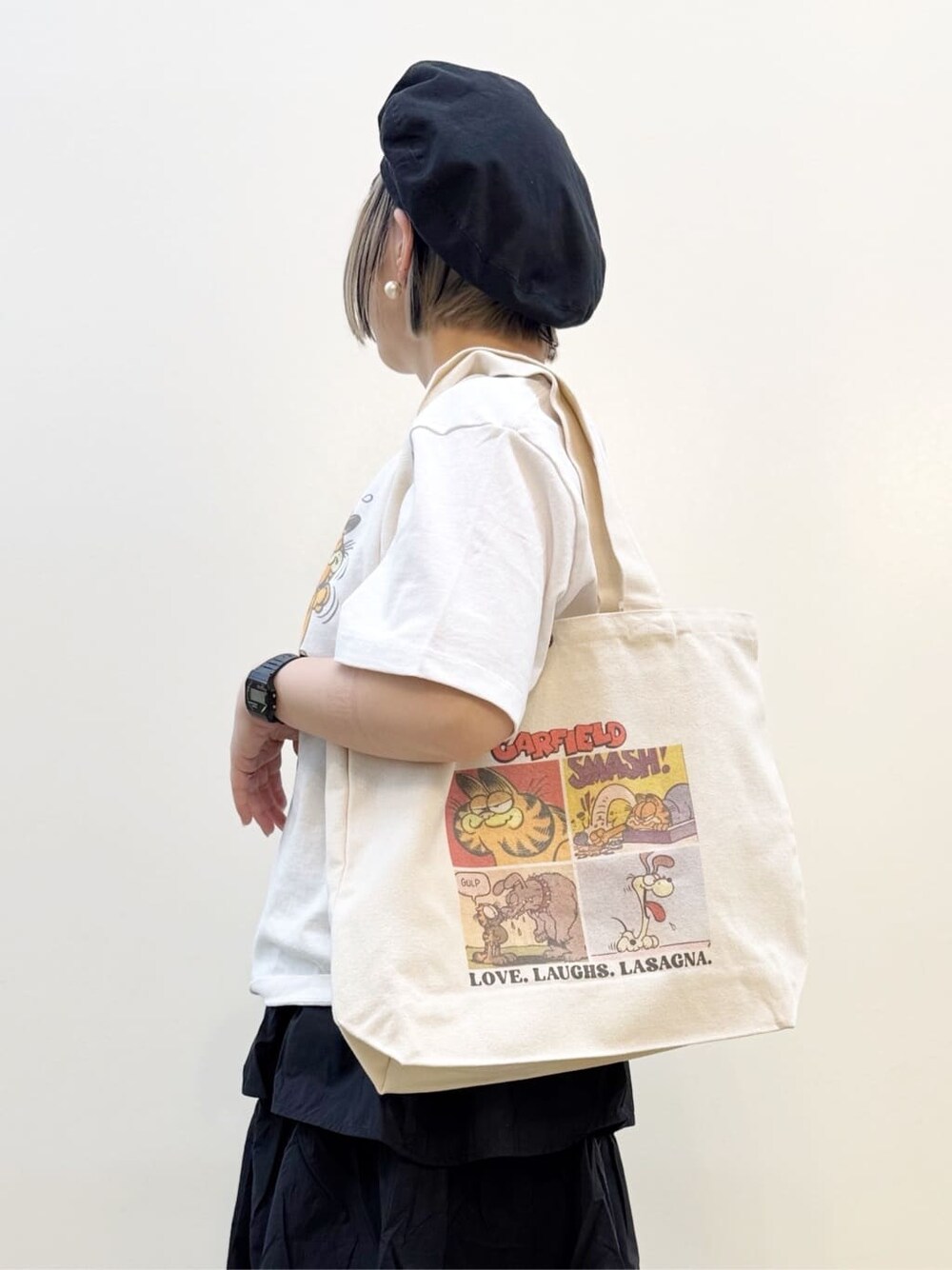 ホワイト系のTシャツ/カットソー、ブラック系のスカート、ホワイト系のショルダーバッグを着用したレディースの春コーディネートの7枚目の写真