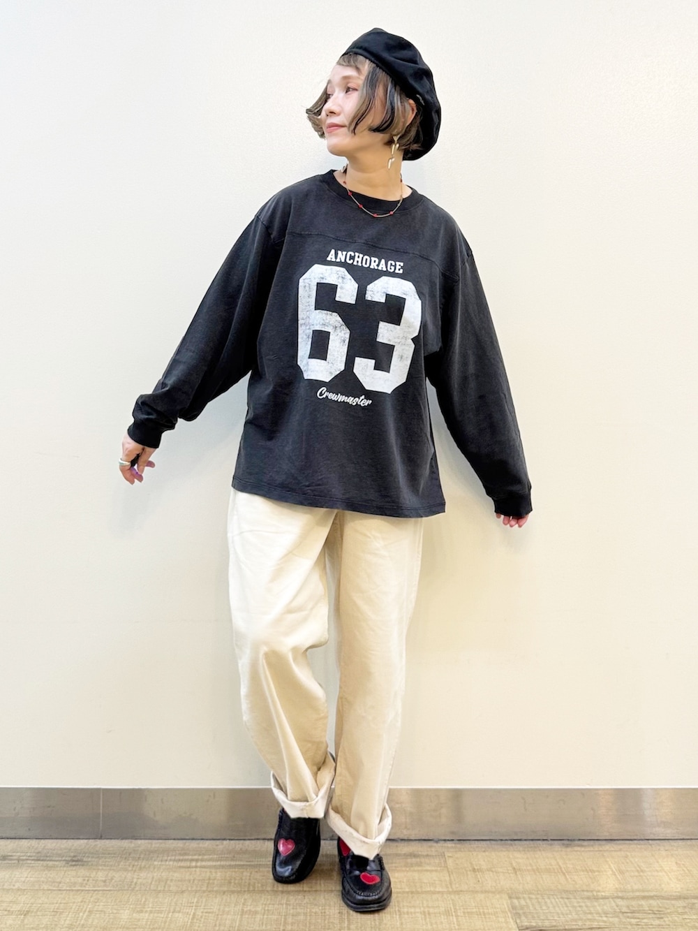 ホワイト系のTシャツ/カットソー、グレー系のTシャツ/カットソー、ベージュ系のトートバッグを着用したレディースの秋コーディネートの6枚目の写真