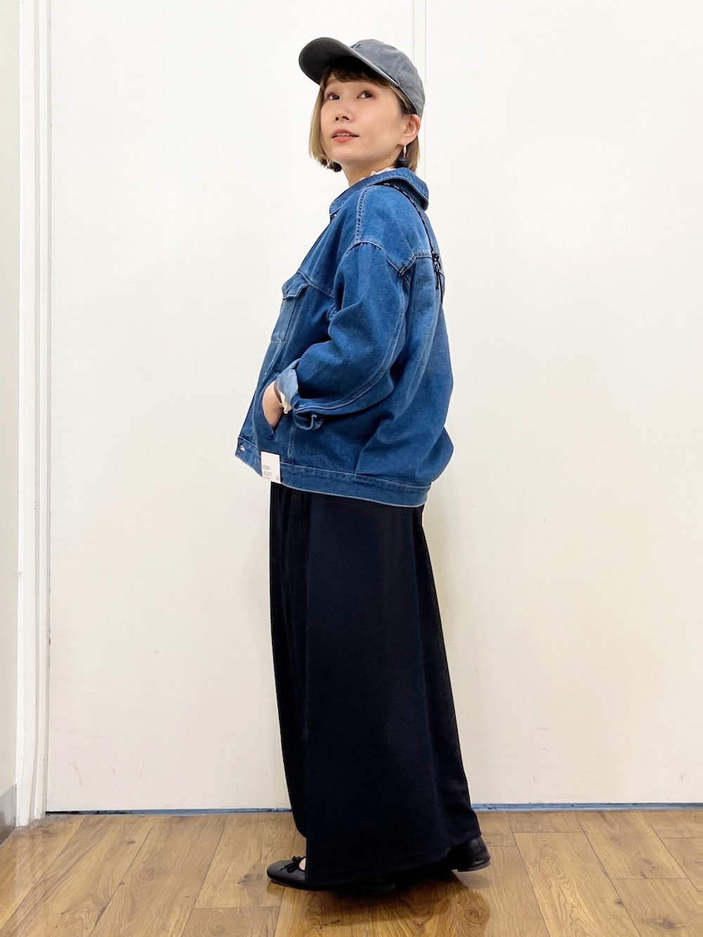 ブラック系のショルダーバッグ、ブラック系のサロペット/オーバーオール、ホワイト系のTシャツ/カットソーを着用したレディースの秋コーディネートの4枚目の写真