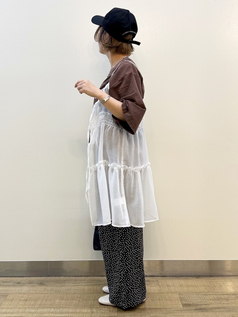 ブラウン系のTシャツ/カットソー、ホワイト系のその他パンツ、ブラック系のショルダーバッグを着用したレディースの夏コーディネートの3枚目の写真