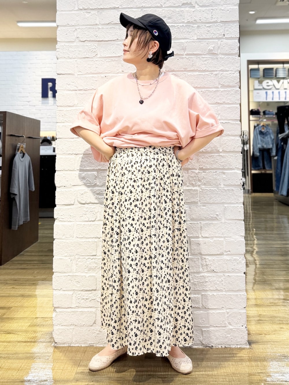 ピンク系のTシャツ/カットソー、ホワイト系のスカート、ブラック系のショルダーバッグを着用したレディースの春コーディネートの9枚目の写真