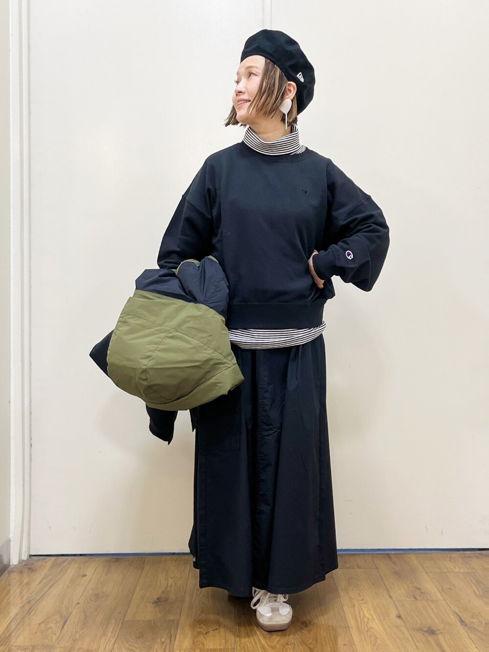 ブラウン系のダウンジャケット/コート、ブラック系のスウェット、ブラック系のTシャツ/カットソーを着用したレディースの冬コーディネートの3枚目の写真