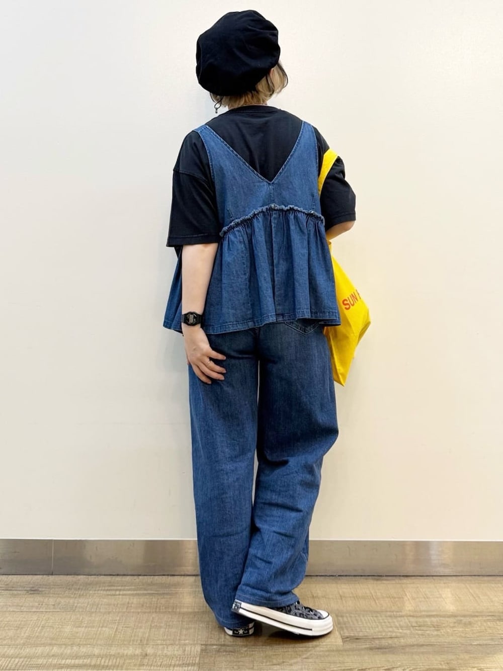グレー系のTシャツ/カットソー、ブルー系のデニムパンツを着用したレディースの春コーディネートの4枚目の写真