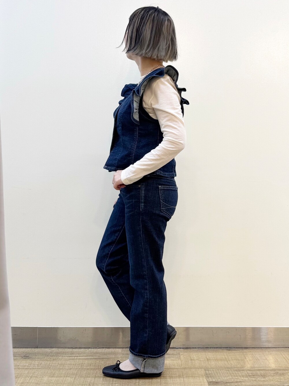 ブルー系のその他トップス、ブルー系のデニムパンツを着用したレディースの春コーディネートの4枚目の写真