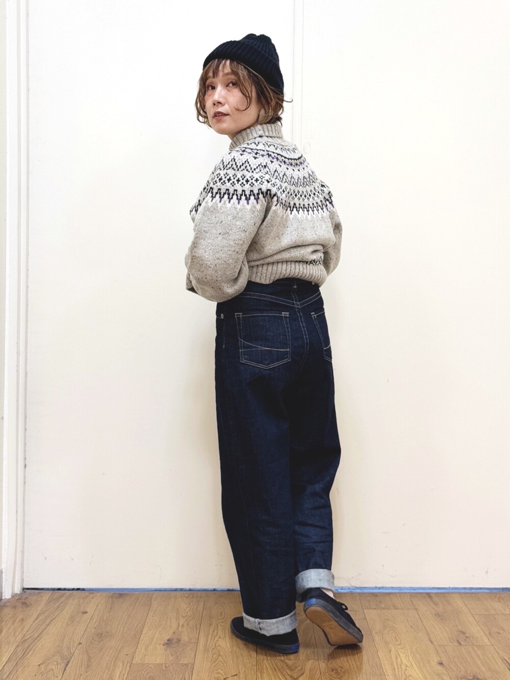 ホワイト系のニット/セーター、ブルー系のデニムパンツ、ブラック系のその他アウターを着用したレディースの冬コーディネートの9枚目の写真
