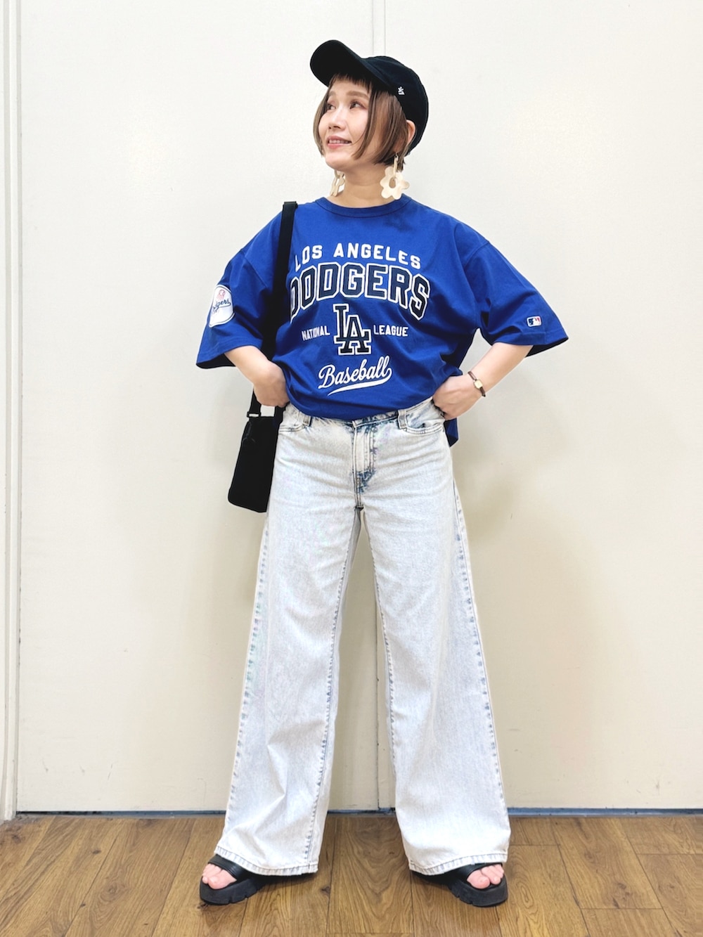「MLB、夏コーデ、スポーツミックス、Right-on、ライトオン、キャップ、ワイドパンツ、Levi's、サンダル」｜「MLBの【MLB】【MLB】別注ワッペン刺繍Tシャツ（Tシャツ/カットソー、ブルー系）」を使った、m@さん（レディース・155cm）の夏コーディネートの2枚目の写真
