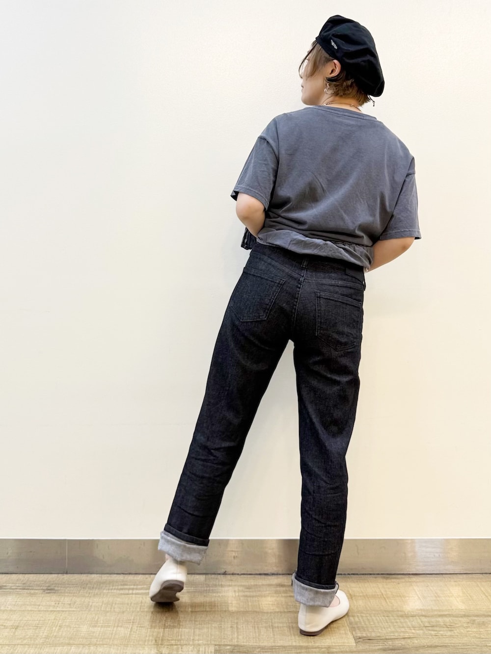 グレー系のTシャツ/カットソー、ホワイト系のスカート、ブラック系のデニムパンツを着用したレディースの春コーディネートの9枚目の写真