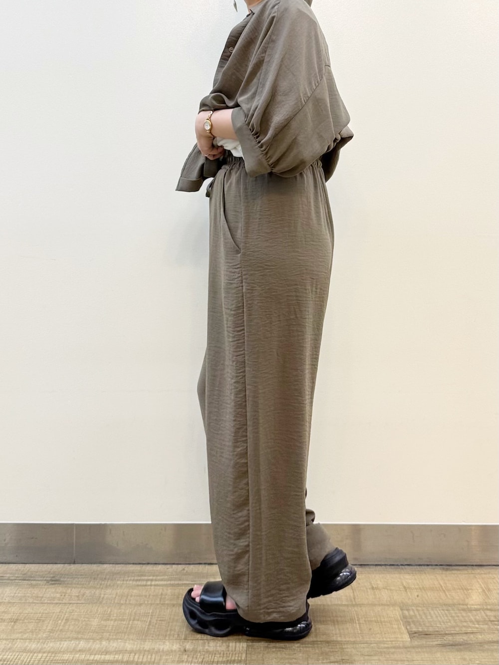 ブラウン系のシャツ/ブラウス、ホワイト系のTシャツ/カットソー、ブラウン系のその他パンツを着用したレディースの夏コーディネートの9枚目の写真
