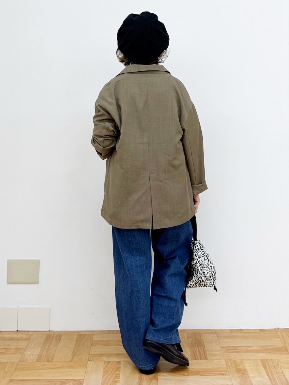 ブラウン系のその他トップス、ブラウン系のテーラードジャケット、ホワイト系のTシャツ/カットソーを着用したレディースの秋コーディネートの4枚目の写真